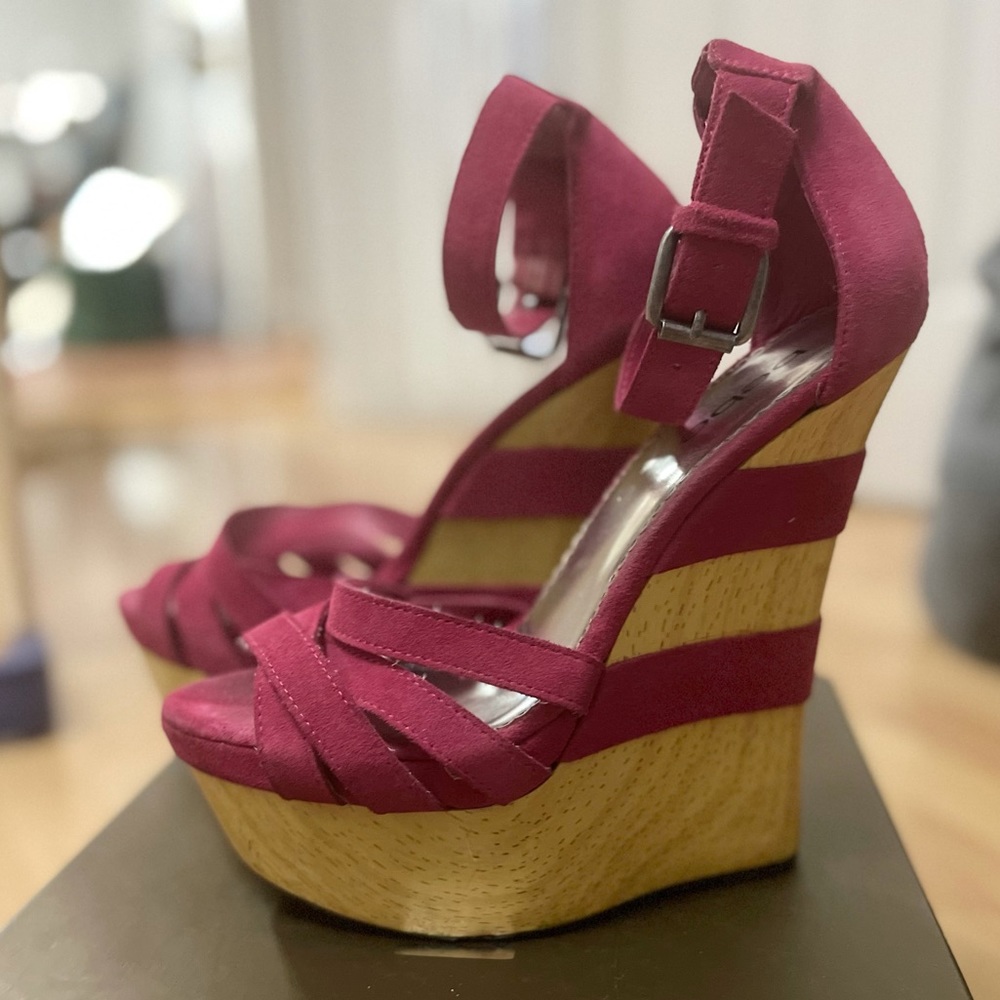 Bebe Clarice Fuchsia Wedges size 8.5